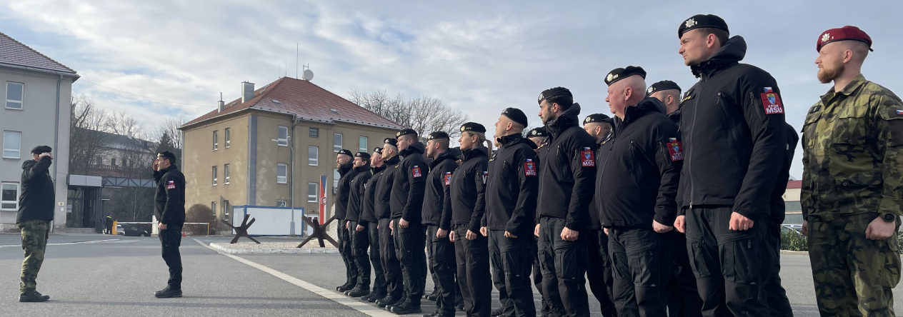 Příslušníci VeVP Olomouc při nástupu po návratu ze zahraniční operace 