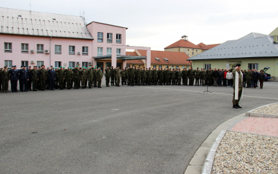 Vojáci uctili památku padlého vojáka za zvuku Večerky